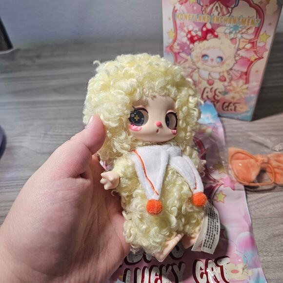 Lilla Lucky Cat Honeyland Enchantment Vinyl Plush Pendent OPEN BOX Mango Milk - Picture 3 of 13